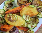 Deliciosa parrillada de verduras: calabacín, zanahoria, patata y berenjena a la brasa, con un toque de sal.