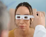 Badanie wzroku u optometrysty. Pacjentka ma na nosie przyrząd do pomiaru rozstawu źrenic. Czas oczekiwania na okulary zależy od wielu czynników.