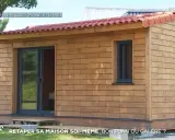 Petite maison en bois avec une porte coulissante vitrée et une fenêtre. Un projet pour retaper sa maison soi-même.