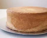 En gyllene sockerkaksbotten, redo för en läcker fyllning tårta.