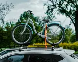 Gotowy na wycieczkę mtb do lasu? Rower na dachu samochodu czeka na przygodę.