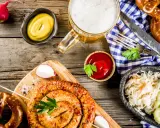 Salchicha en espiral, puré de patatas, chucrut, pretzels y cerveza. ¡Una excelente idea de qué comer en Múnich!