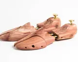 Drewniane prawidła do sneakersów z logo CLUE, wykonane z cedru, zapewniające świeżość i idealny kształt obuwia.