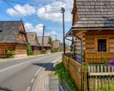 Drewniane domy i tradycyjna architektura tworzą urokliwy krajobraz. Wiele atrakcji czeka na odkrycie w Chochołowie.