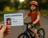 Karta rowerowa czeka na młodego cyklistę. Dziecko w kasku pedałuje, gotowe na egzamin na kartę rowerową.