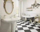 Elegancka, mała łazienka w stylu angielskim z wanną wolnostojącą, umywalką i ozdobnym lustrem.