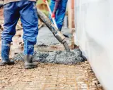 Pracownicy wylewają beton na zbrojenie. Sprawdzamy, jaka jest suchy beton cena 1m3.