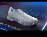 Biały but sportowy z przezroczystą podeszwą, prezentujący technologię GORE-TEX INFINIUM.