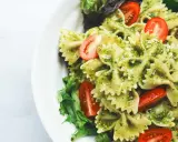 Farfalle-Nudelsalat mit Pesto, Kirschtomaten und Salat.