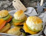 Mini burgery z ciasta francuskiego z owocami: kiwi, mango, brzoskwinia i różowa wędlina. Wyglądają jak małe dzieła sztuki.