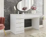 Vitt sminkbord med ribbade lådor och gulddetaljer. En rosa sammetsstol och en rund spegel ger inspiration till ditt sminkbord.