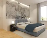 Idee per cosa mettere su un comò in camera da letto: un tavolino nero con lampada, libri e un vaso con fiori secchi.