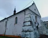 Kościół w **Szczuczynie** z charakterystyczną wieżyczką i ozdobnym portalem.