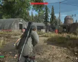 Gracz w Days Gone Remastered z karabinem na plecach przemierza obóz z namiotami i kontenerami.