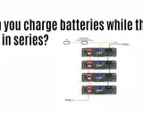 Schema zeigt vier Batteriemodule, die in serie geschaltet sind, verbunden mit einer Kommunikationsbox und einem PC.