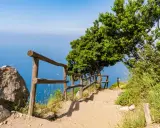 Sentiero degli Dei: un percorso mozzafiato con vista sul mare. Quanti km? Circa 7, un'avventura indimenticabile.