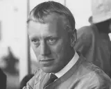Max von Sydow, en ikonisk skådespelare, blickar intensivt mot kameran. Hans ansikte är känt från många minnesvärda filmer.