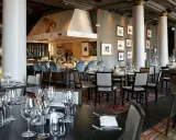 Elegant restaurang med fisktema. Väl dukade bord och bar med blå sammetsstolar. Många positiva fiskekrogen recensioner kan tänkas här.