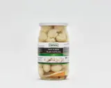 Słoik z marynowanymi pieczarkami marki Figfood, z widocznymi kawałkami warzyw na dnie.