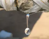 Gota de agua cayendo de una tubería rota, indicando la necesidad de reparar tubería.