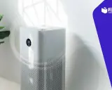 Un purificador de aire blanco con pantalla digital muestra que los deshumidificadores funcionan.