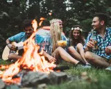 Przy ognisku można śpiewać przy gitarze, jeść chipsy i pić piwo. Wspaniałe chwile z przyjaciółmi na łonie natury.