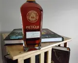 Butelka Metaxy 12 Gwiazdek, greckiego specjału. To jest właśnie metaxa, co to jest - wykwintny trunek.