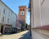 Wieża ciśnień i kolorowe kamienice tworzą urokliwy zakątek, który warto zobaczyć, odkrywając ząbkowice śląskie atrakcje.