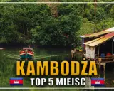Kambodża co zobaczyć: łódź płynie wzdłuż rzeki, mijając domy na palach i bujną zieleń. Idealne miejsce na podróż!