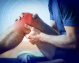 Ból kolana sportowca, który wymaga rehabilitacji sportowej. Czerwony obszar i kręgi wskazują na uraz.