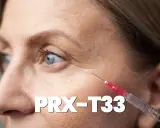 Primo piano del viso di una donna con rughe sottili, con una siringa che si avvicina alla pelle. Il testo "PRX-T33" è sovrapposto.