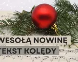 Wesoła nowina tekst kolędy na tle nut i świątecznej gałązki.