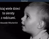 Czarno-białe zdjęcie profilowe dziecka z cytatem o sierotach.