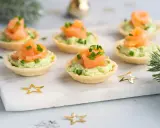 Canapés de salmón y aguacate, un picoteo fácil y rápido para cualquier celebración. Decorados con cebollino y estrellas doradas.
