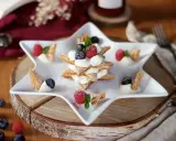 Un dessert étoilé avec des fruits rouges et une crème aérienne, rappelant la douceur d'un namelaka chocolat.