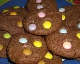 Gros plan sur des cookies chocolat garnis de Smarties colorés. Un délice gourmand pour petits et grands.