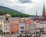 Kolorowe kamienice i kościół z zieloną wieżą tworzą malowniczy widok. Odkryj teraza ruda atrakcje!