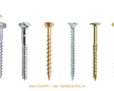 Seis tipos de tornillos diferentes, plateados y dorados, con cabezas hexagonales, ranuradas y avellanadas.