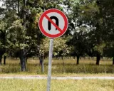 Señal de prohibido girar en U. No se permite la marcha atrás en esta zona.