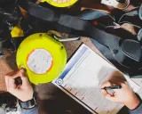 Proceso de entrega epis: revisión de equipo de seguridad, arnés y retráctil.