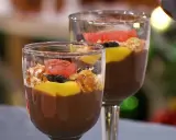 Två glas med chokladpudding, toppad med mango, bär, nötter och grapefrukt. Ett perfekt chokladpudding recept för fest!