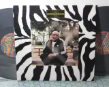 Płyta winylowa "Piñata" Freddie Gibbs & Madlib z charakterystycznym wzorem zebry. Na okładce zdjęcie rapera.