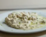 Deliciosa brandada de bacalao cremosa, espolvoreada con perejil fresco y un toque de aceite de oliva.