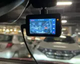 Wideorejestrator Mio nagrywa parking w Czechach. Widok z kamery samochodowej na rząd aut.