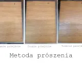 Trzy próbki drewna pokazujące efekt przyciemniania po kolejnych przejściach. Metoda prószęnia.