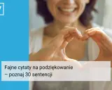 Uśmiechnięta kobieta tworzy dłońmi serce.