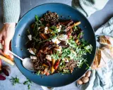 Herzhafter Linsensalat mit Roter Bete, Karotten und Ziegenkäse. Ein tolles linsensalat rezept für jede Gelegenheit.