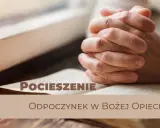 Dłonie złożone w modlitwie nad otwartą Biblią, symbolizujące pocieszenie i odpoczynek w Bożej opiece, nawiązując do psalm 14.