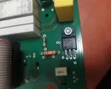 Sterownik tech: wysoka temperatura mosfet za duża. Widoczny układ scalony P1ONK6OZFP, rezystory i przekaźniki na zielonej płytce drukowanej.