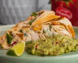 Roladka z tortilli z kurczakiem i warzywami, podana z guacamole i ćwiartką limonki. Idealny sos do tortilli!